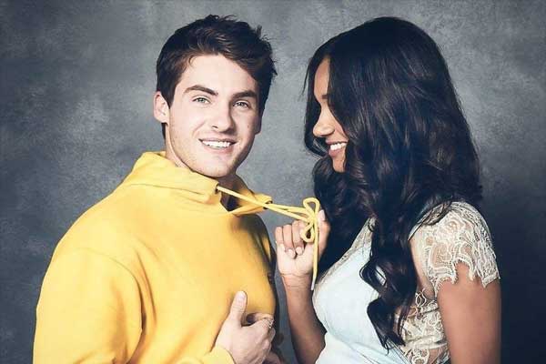 Asher and Layla em All American